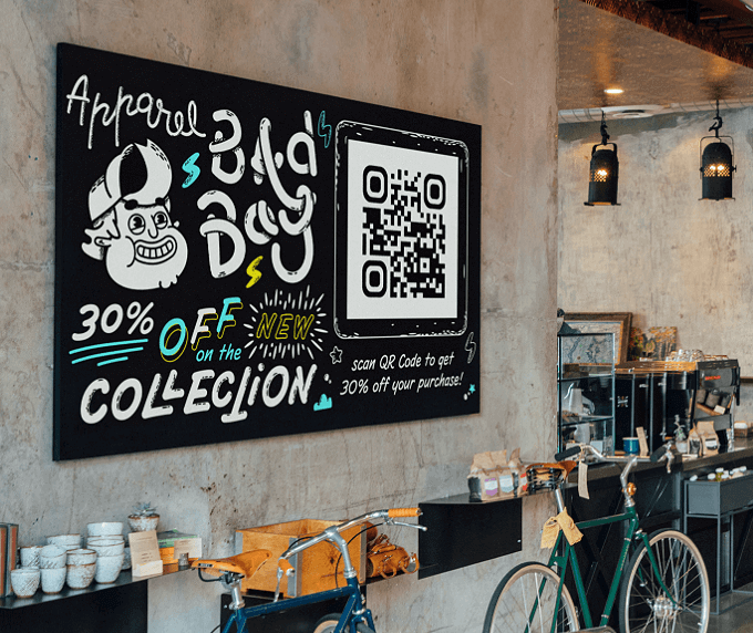 Display in einem Bekleidungsgeschäft mit einem QR Code, der beim Scannen einen Rabatt-Coupon anbietet.
