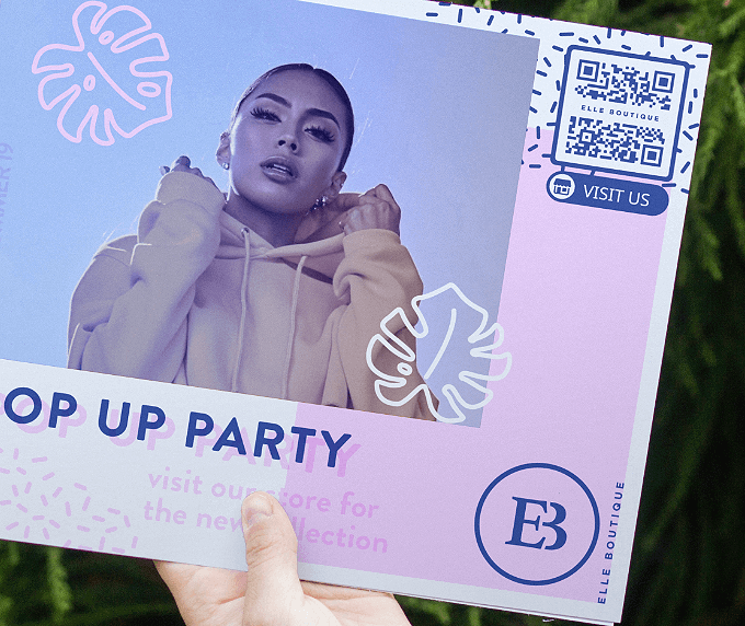 Werbeflyer einer Modeboutique mit einem QR Code, der alle Social-Media-Kanäle auf einer Seite präsentiert.