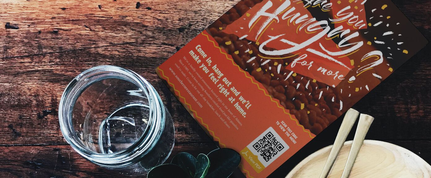Werbeflyer eines Restaurants mit einem QR Code, der die Speisekarte des Lieferservices im PDF-Format anbietet.