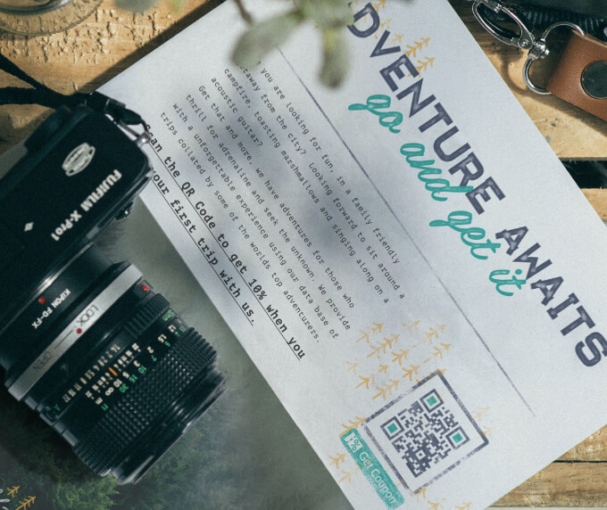 Werbeflyer eines Reisebüros mit einem QR Code, der einen Rabatt-Coupon verlinkt.
