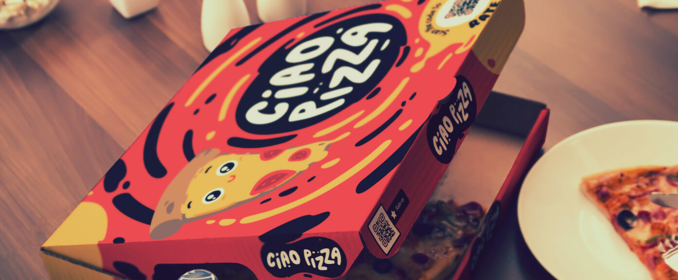 Pizzakarton mit einem QR Code, über den Kunden eine Bewertung auf einer Skala von einem bis fünf Sternen abgeben können.