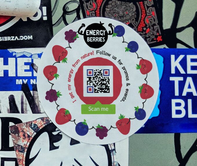 Werbeaufkleber einer Saftmarke mit einem QR Code, der alle Social-Media-Profile auf einer Seite präsentiert.