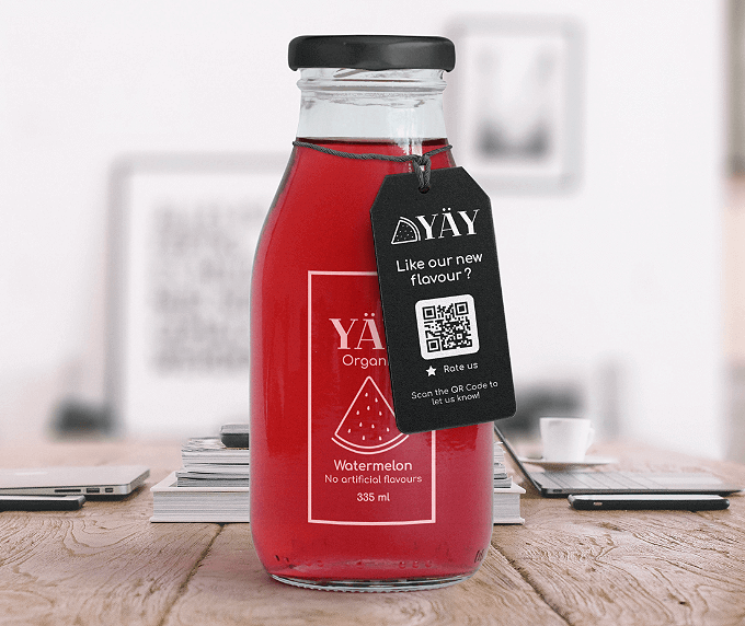 Hängeetikett an einer Saftflasche mit einem QR Code, über den Kunden eine Bewertung von einem bis fünf Sternen abgeben können.