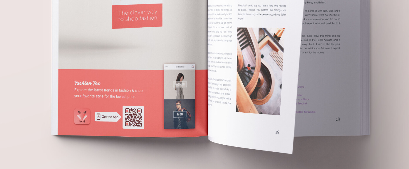 Zeitschriftenanzeige eines Modelabels mit einem QR Code, der dessen App im Apple App Store und Google Play Store verlinkt.