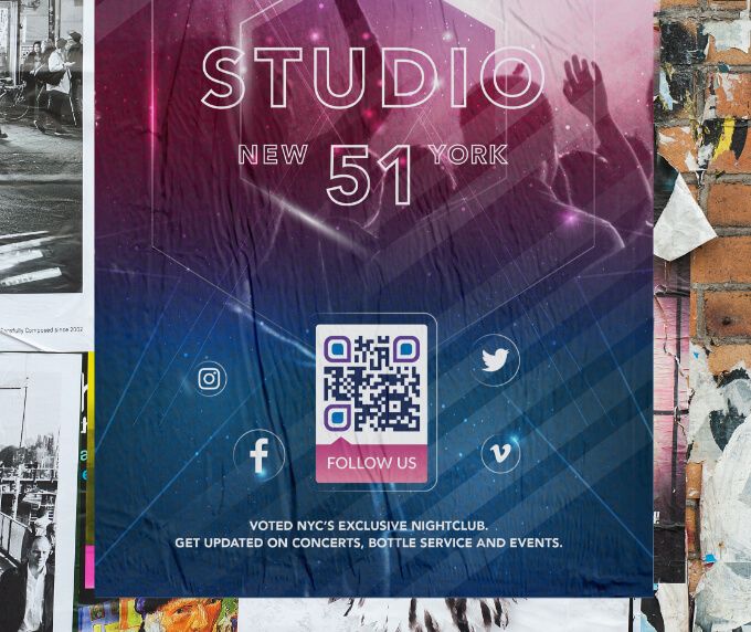 Event-Plakat eines Nachtclubs mit einem QR Code, der alle dessen Social-Media-Profile auf einer Seite präsentiert.