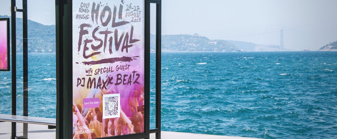 Plakat eines Outdoor-Festivals mit einem QR Code, über den Interessierte die Eventdetails in ihrem Smartphone-Kalender speichern können.