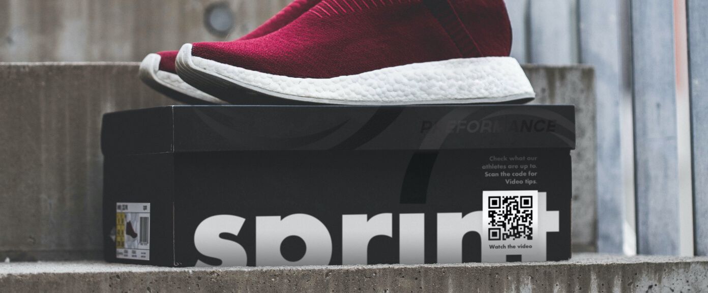 Schuhkarton mit einem QR Code, der zu einer vom Hersteller erstellten Videoplaylist führt.