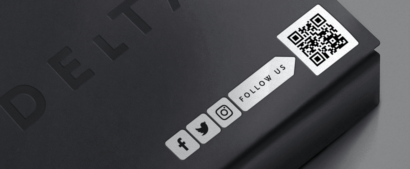 Verpackung eines Elektronikprodukts mit einem QR Code, der alle Social-Media-Profile auf einer Seite präsentiert.