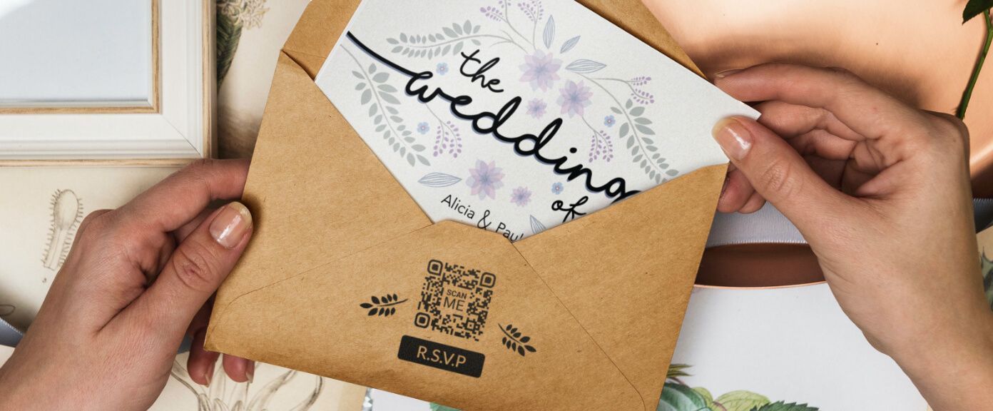 Hochzeitseinladungskarte mit einem QR Code, über den Gäste zu- oder absagen und die Daten direkt in ihren Smartphone-Kalendern speichern können.