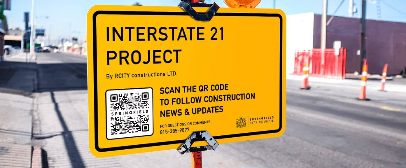 QR-Code-Idee auf einem Straßenschild für Neuigkeiten und Updates über Social Media