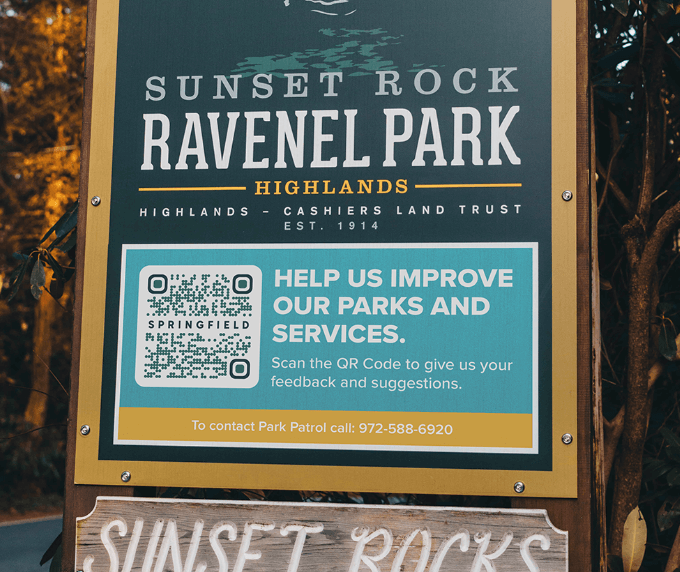 QR-Code-Idee auf einem Straßenschild in einem Park zum Sammeln von Besucher-Feedback