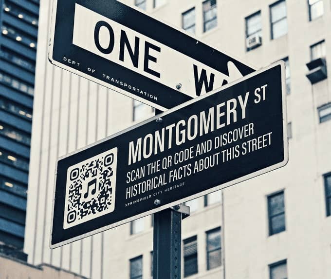 QR-Code-Idee auf einem Straßenschild zum Präsentieren historischer Informationen über die Straße