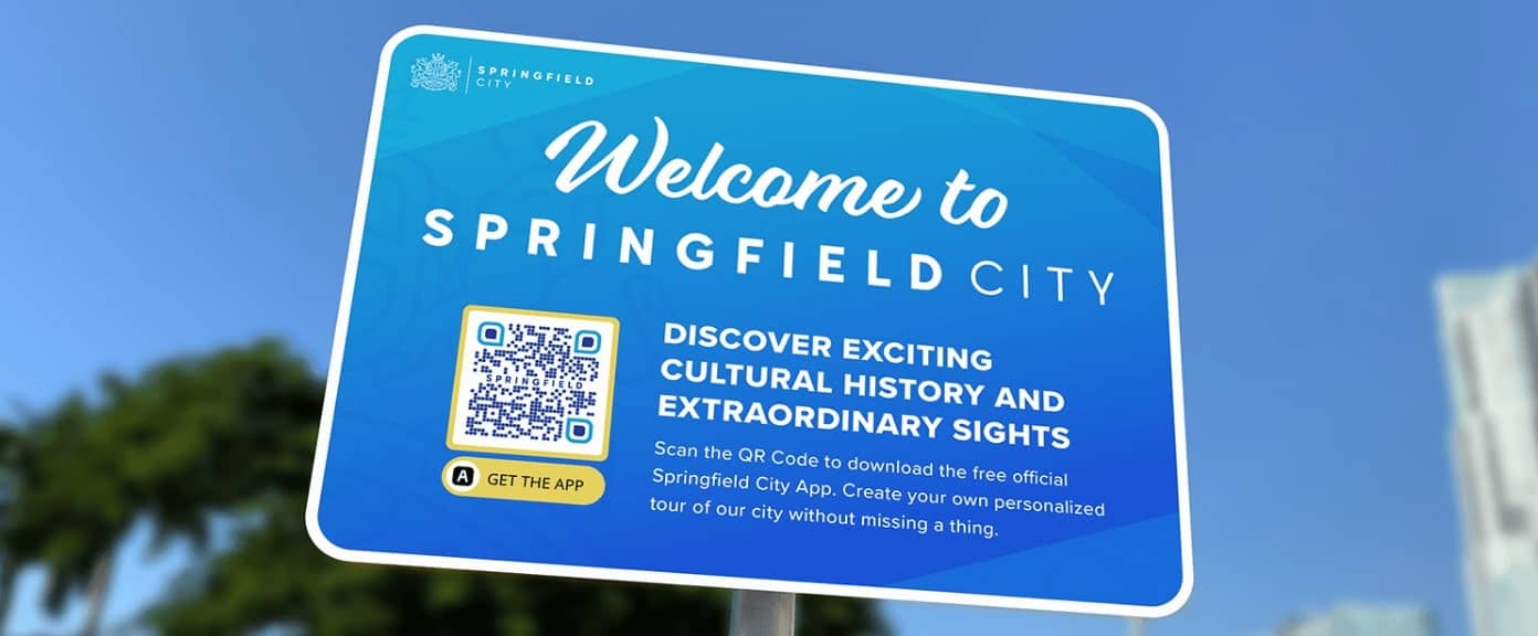 QR-Code-Idee auf einem Straßenschild zum Bewerben einer städtischen Touristen-App