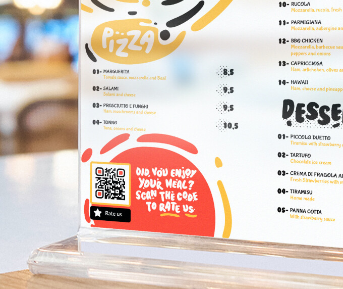 Tischaufsteller eines Restaurants mit einem QR Code, über den Gäste die Speisen und den Service auf einer Skala von einem bis fünf Sternen bewerten können.
