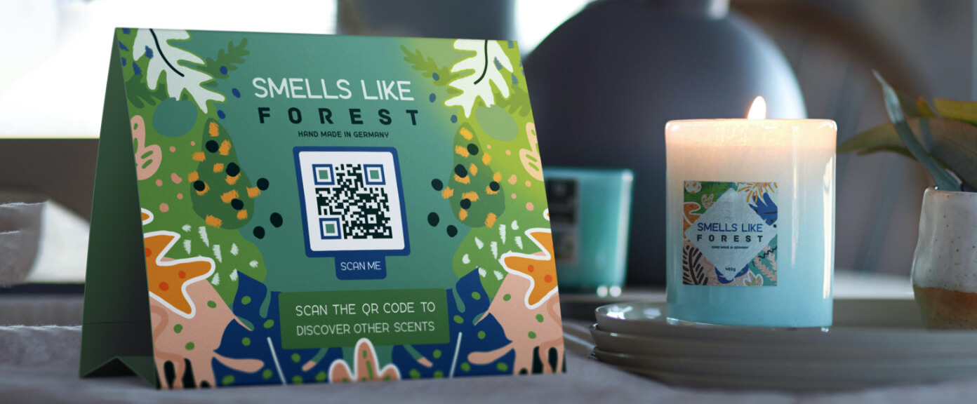 Tischaufsteller eines Wohndekorationgeschäfts mit einem QR Code, der über die Verfügbarkeit weiterer Artikel im Laden Auskunft gibt.