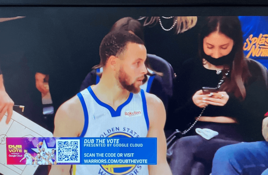 Ein QR Code von QR Code Generator wird während eines Spiels zwischen den Golden State Warriors und Cleveland Cavaliers im Fernsehen eingeblendet.