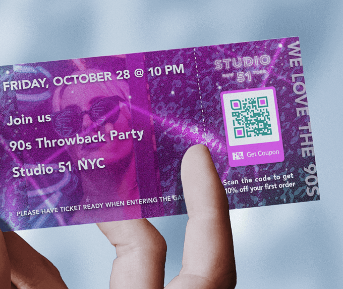 Eintrittskarte für einen Club mit einem QR Code, der beim Scannen einen Rabatt-Coupon zum Einlösen verlinkt.
