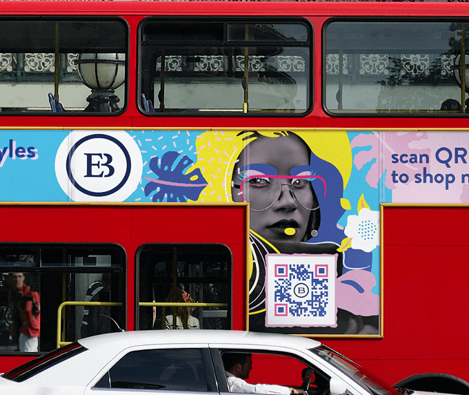 Werbeanzeige auf einem Bus mit einem QR Code, der auf einen Onlineshop verlinkt.