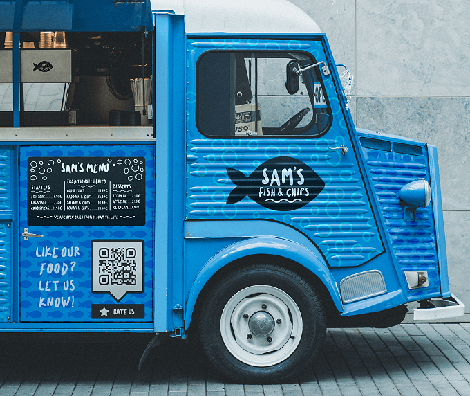 Foodtruck mit einem QR Code, über den Kunden das Essen auf einer Skala von einem bis fünf Sternen bewerten können.