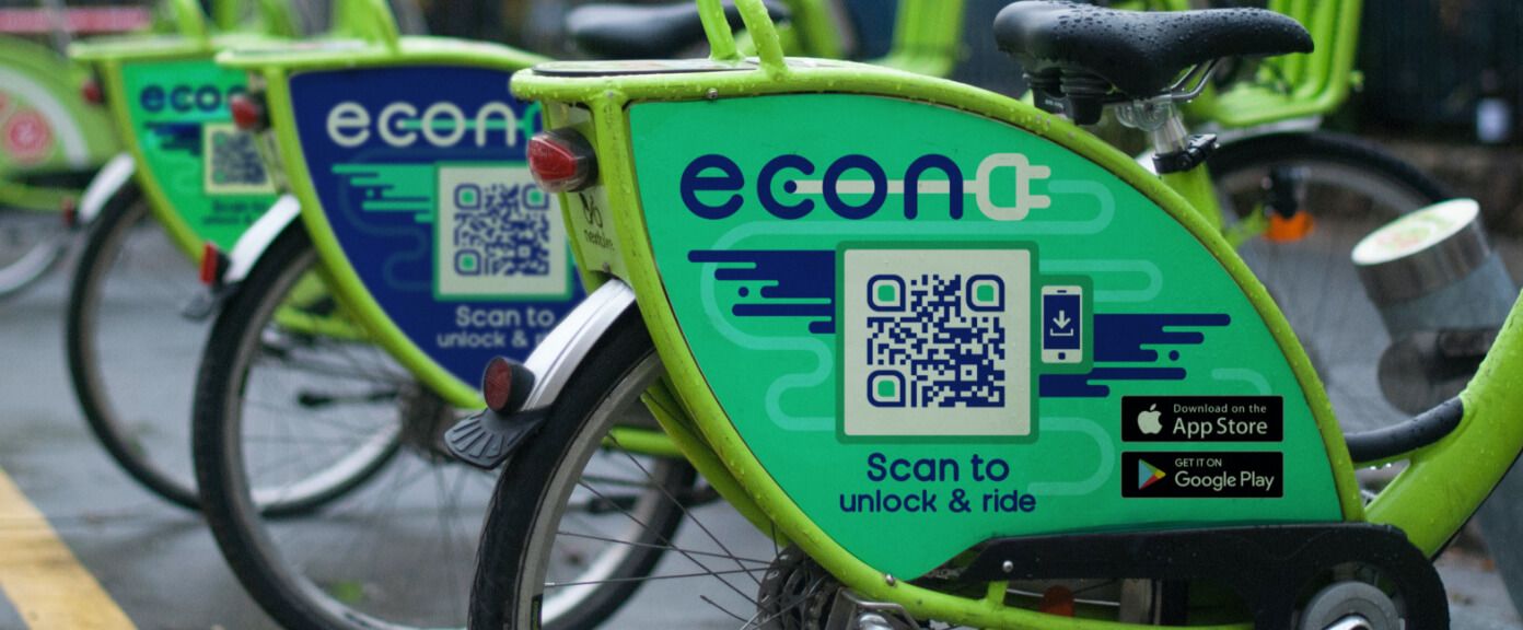 Fahrrad eines Sharing-Anbieters mit einem QR Code, der die Fahrrad-App im Apple App Store und Google Play Store verlinkt.