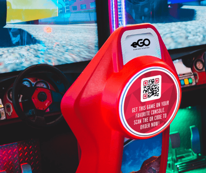 QR Code auf einem Spielautomat zum Bewerben der Konsolen-Version des Spiels.