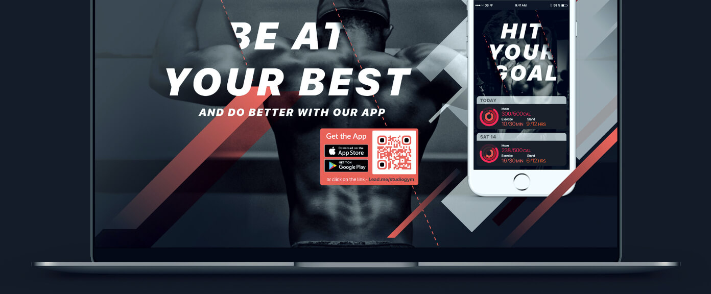 Fitnessstudio-Webseite mit einem QR Code, der eine Fitness-App im Apple App Store und Google Play Store verlinkt.