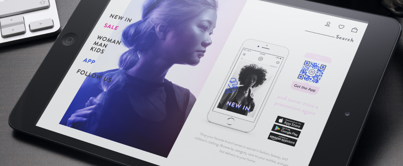 Tablet in einem Bekleidungsgeschäft mit einem QR Code, der die Fashion-App im Apple App Store, Google Play Store und Amazon Appstore verlinkt.