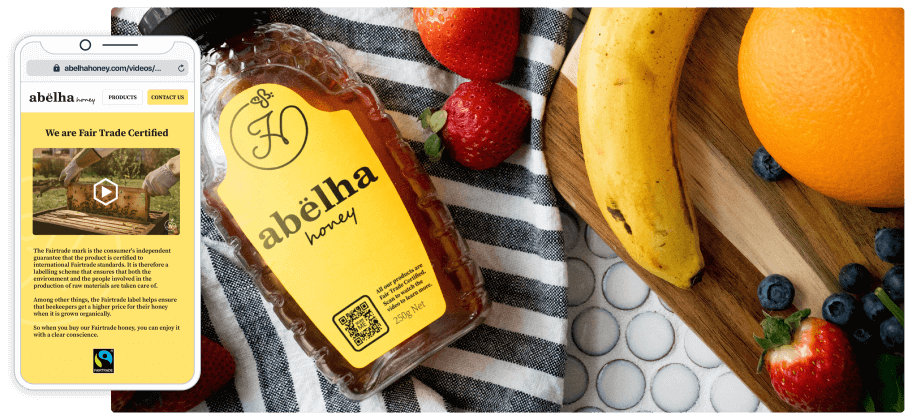Ein Smartphone neben einer Flasche Honig und verschiedenem Obst.