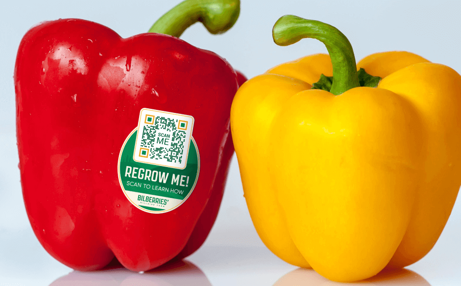 Rote und gelbe Paprikaschoten mit einem 2D-Barcode-Etikett, das auf eine von ihnen geklebt wurde.