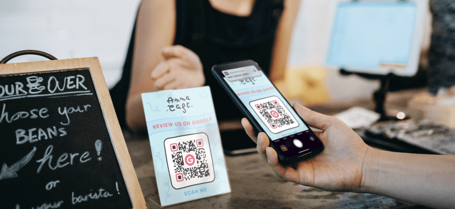 Ein Smartphone wird in einem Geschäft auf einen Google Bewertung-QR Code gerichtet.