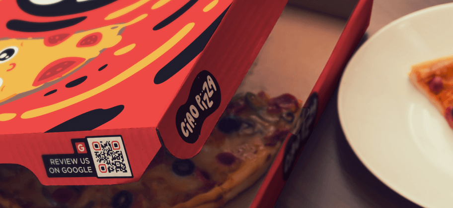 Google Bewertung-QR Code auf der Seite eines Pizzakartons.