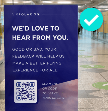 Plakat einer Fluggesellschaft, das Reisende nach Feedback durch Scannen eines QR Codes fragt.