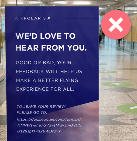 Plakat einer Fluggesellschaft, das Reisende nach Feedback durch Aufrufen eines langen Google Docs-Link fragt.