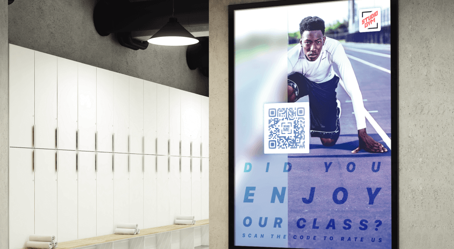 Plakat in einer Umkleide eines Fitnessstudios, das Mitglieder bittet, die von ihnen besuchten Kurse über einen QR Code zu bewerten.