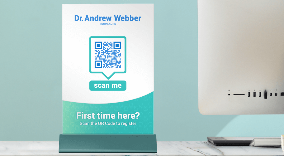 Tischaufsteller in einer Zahnklinik mit QR Code, über den sich Hilfesuchende erstmalig anmelden können.