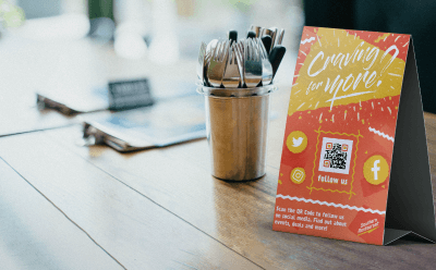 QR-Code-Idee auf einer Visitenkarte mit einer Speicher-Option für Smartphones